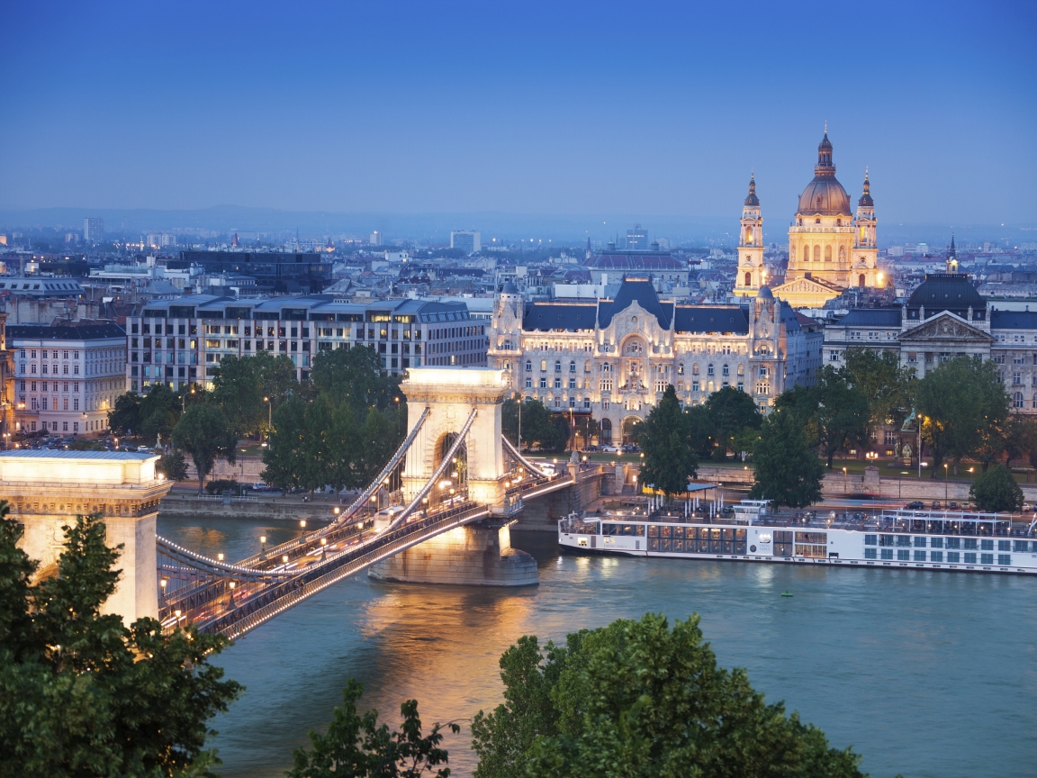 Chain Bridge Hungary for 1152 x 864 resolution