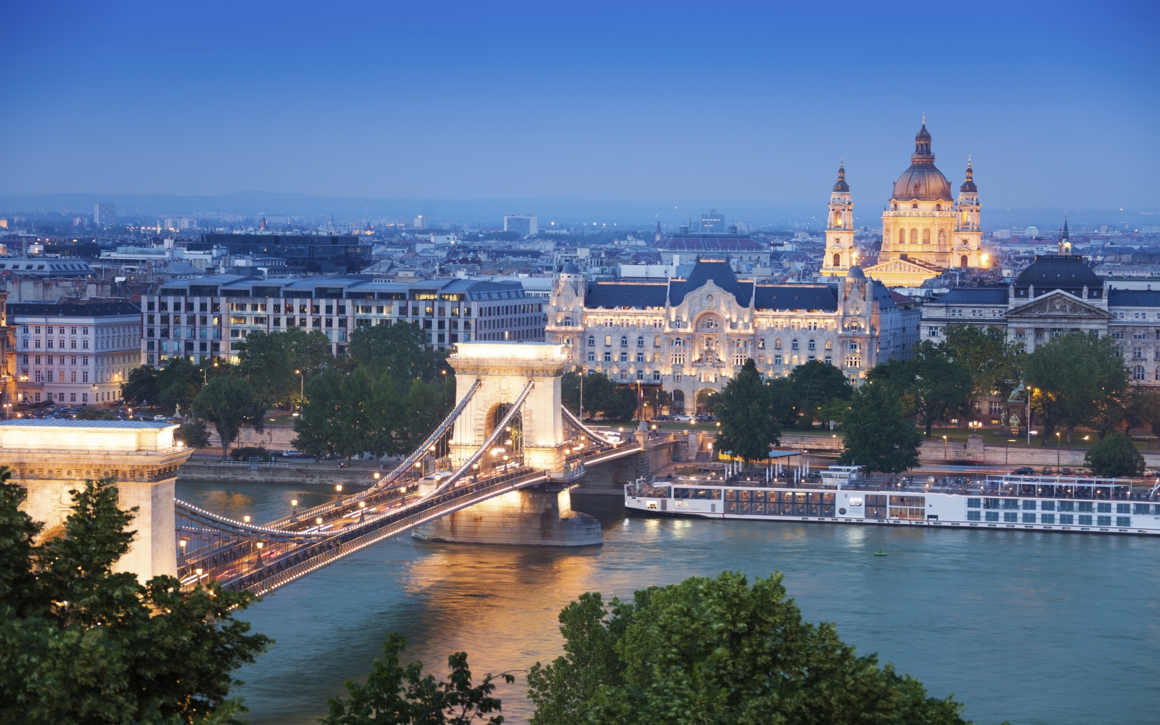 Chain Bridge Hungary for 1680 x 1050 widescreen resolution