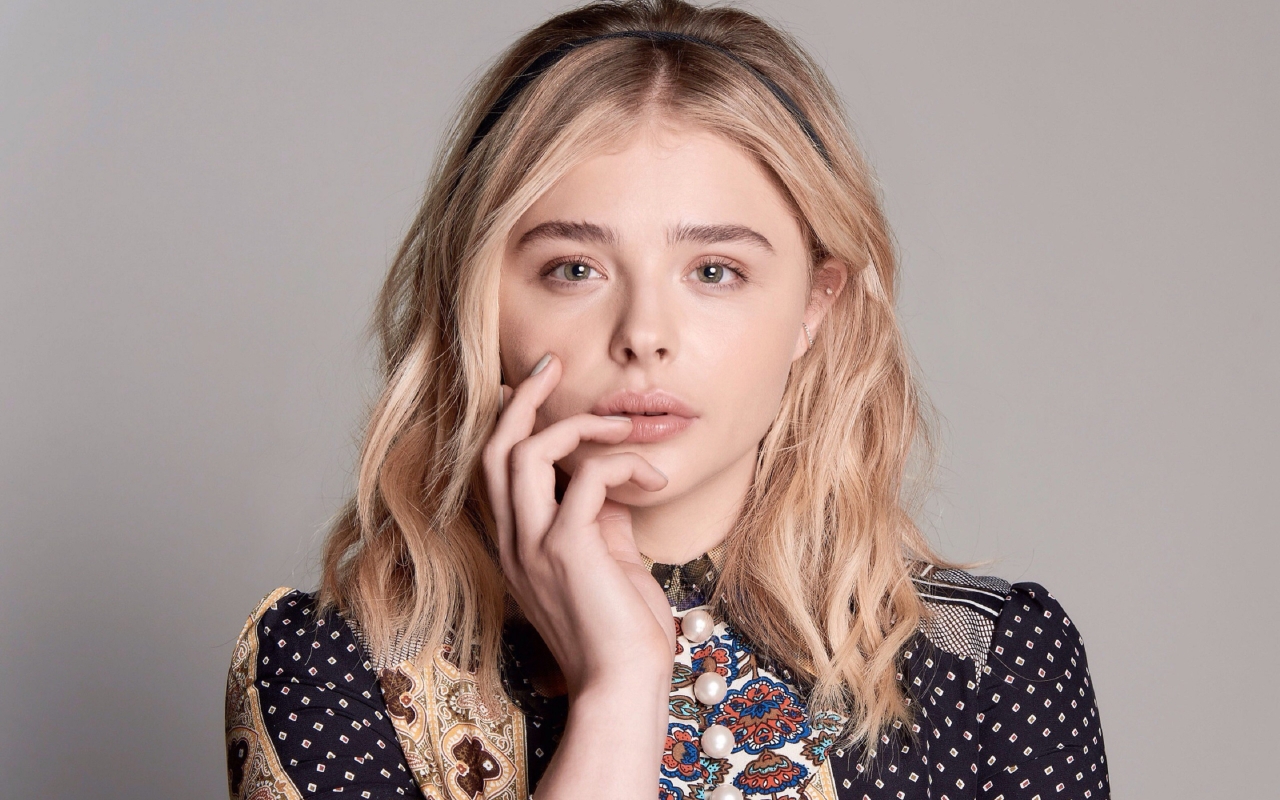 Chloe Moretz Looking Lovely for 1280 x 800 widescreen resolution