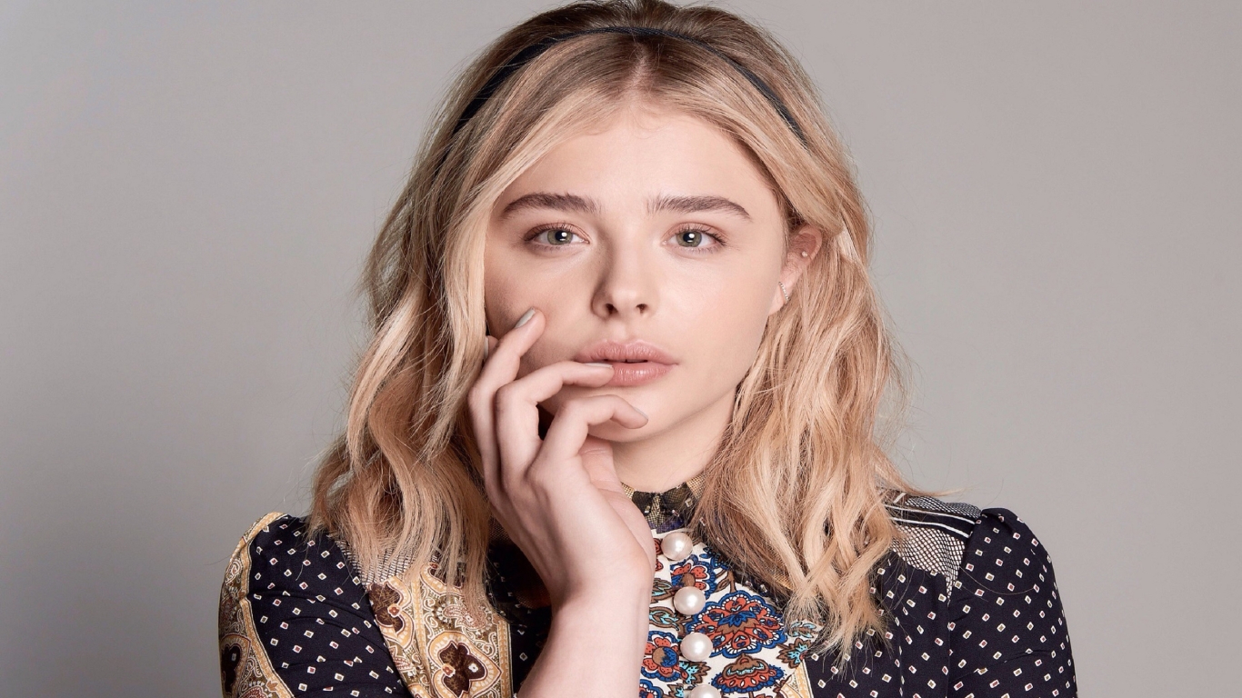 Chloe Moretz Looking Lovely for 1366 x 768 HDTV resolution