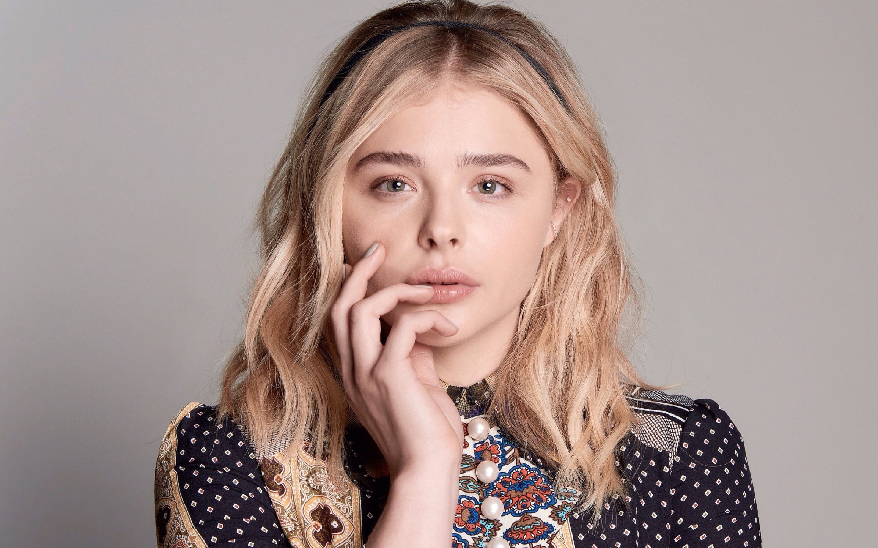 Chloe Moretz Looking Lovely for 2880 x 1800 Retina Display resolution