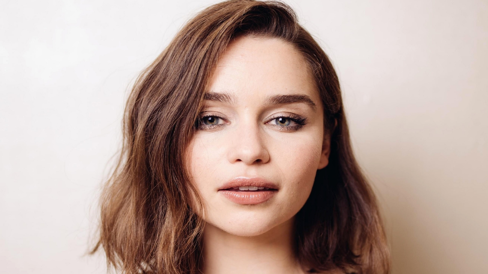 Emilia Clarke Cute Face for 1600 x 900 HDTV resolution