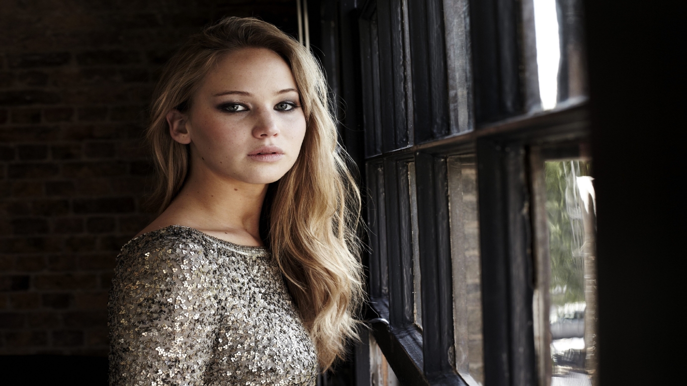 Jennifer Lawrence Cool Look for 1366 x 768 HDTV resolution