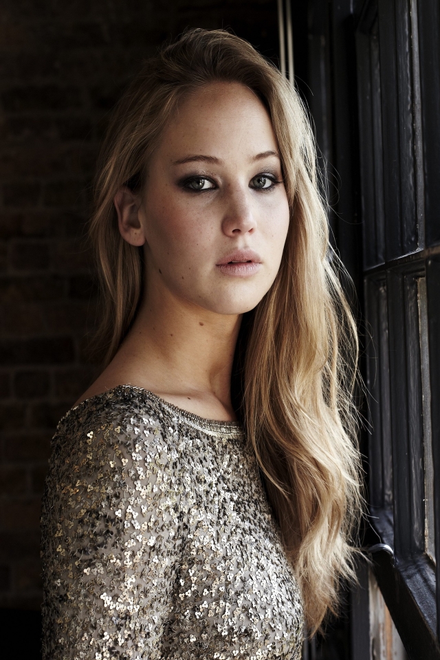 Jennifer Lawrence Cool Look for Apple iPhone 4 resolution