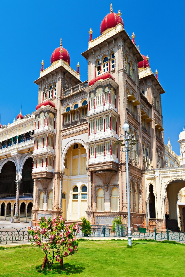 Mysore Palace Karnataka for Apple iPhone 4 resolution