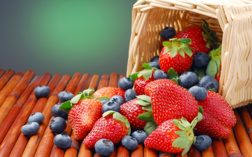 Strawberries in the basket for 1024 x 640 widescreen resolution