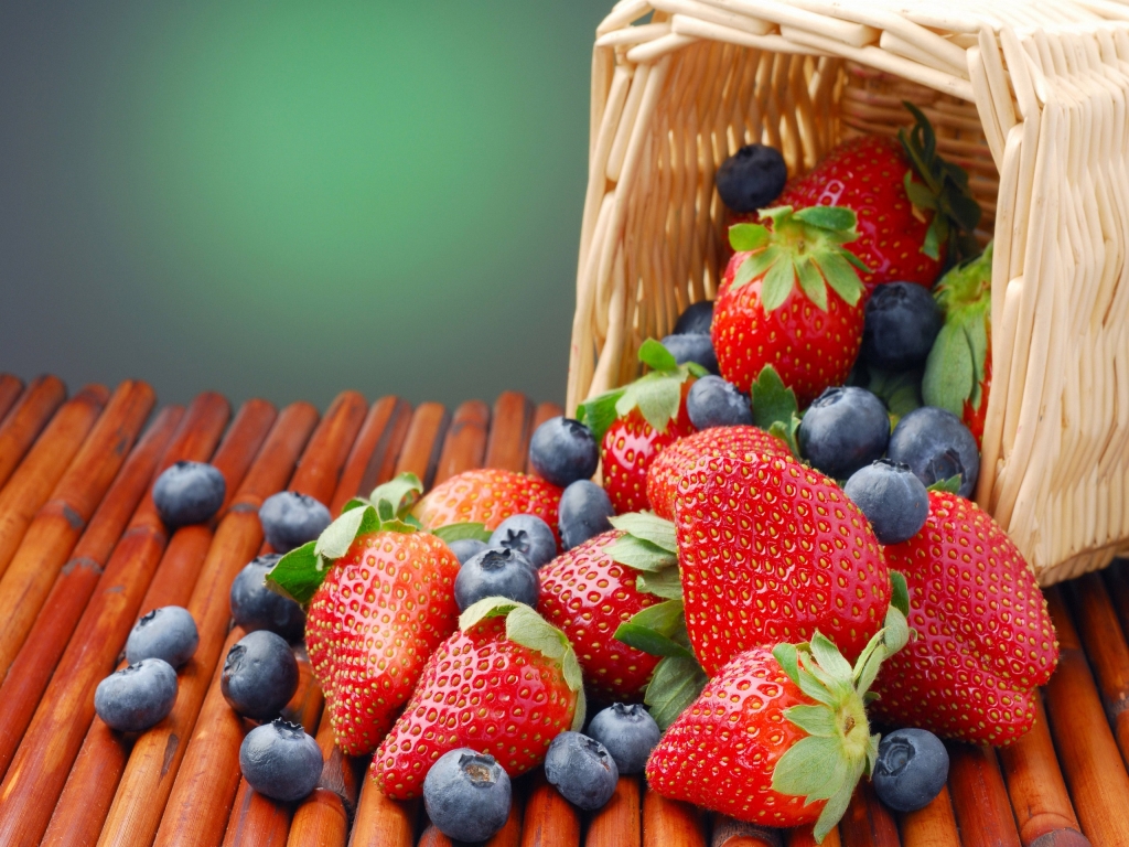 Strawberries in the basket for 1024 x 768 resolution