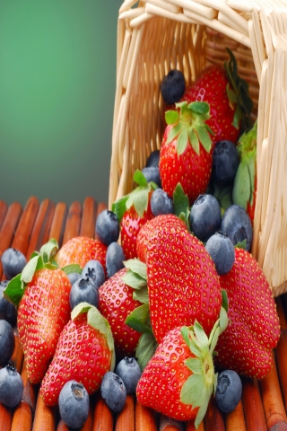 Strawberries in the basket for 320 x 480 Phones resolution